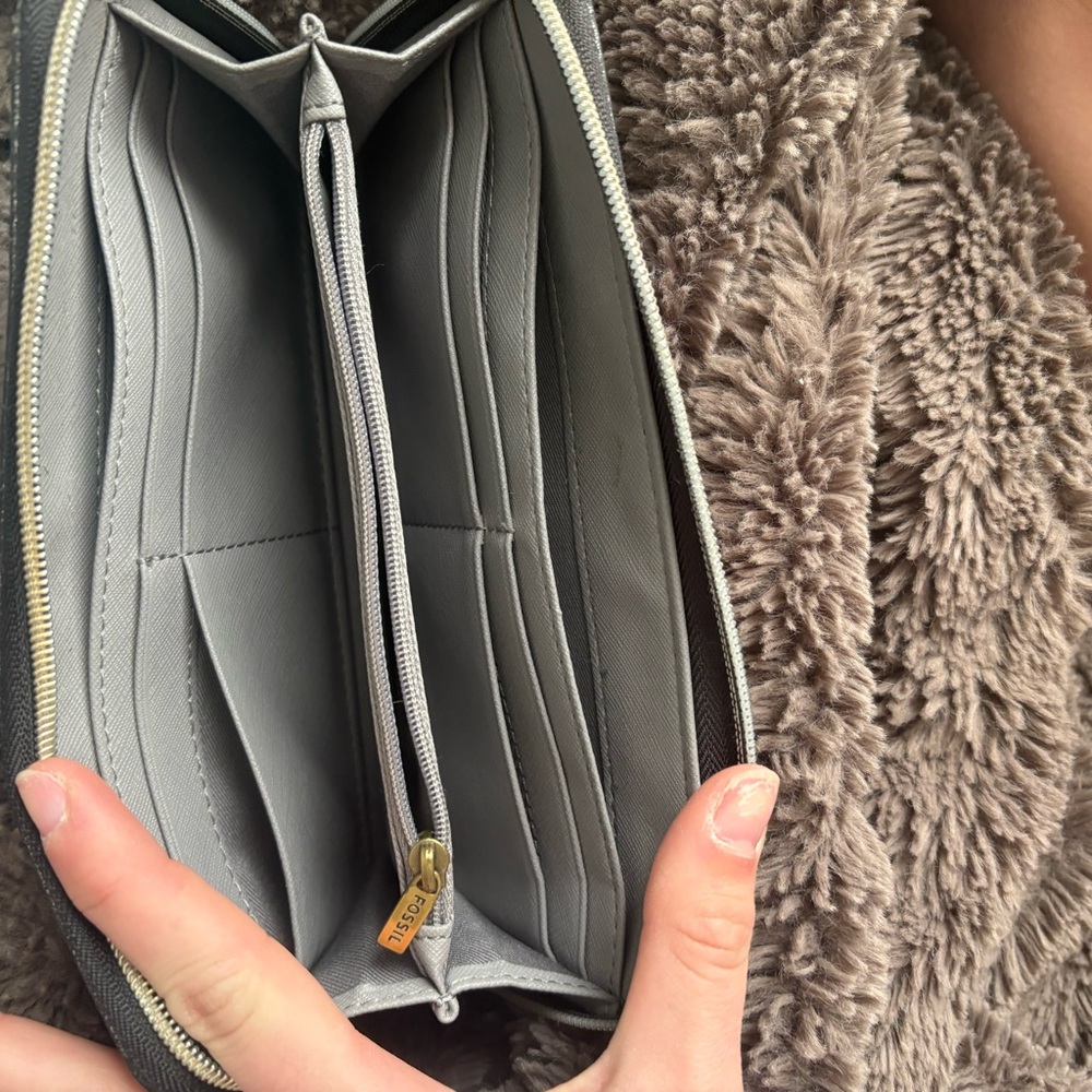 Fossil Metallic Silver-Gray Tote with Matching Wallet - Picture 4 of 6